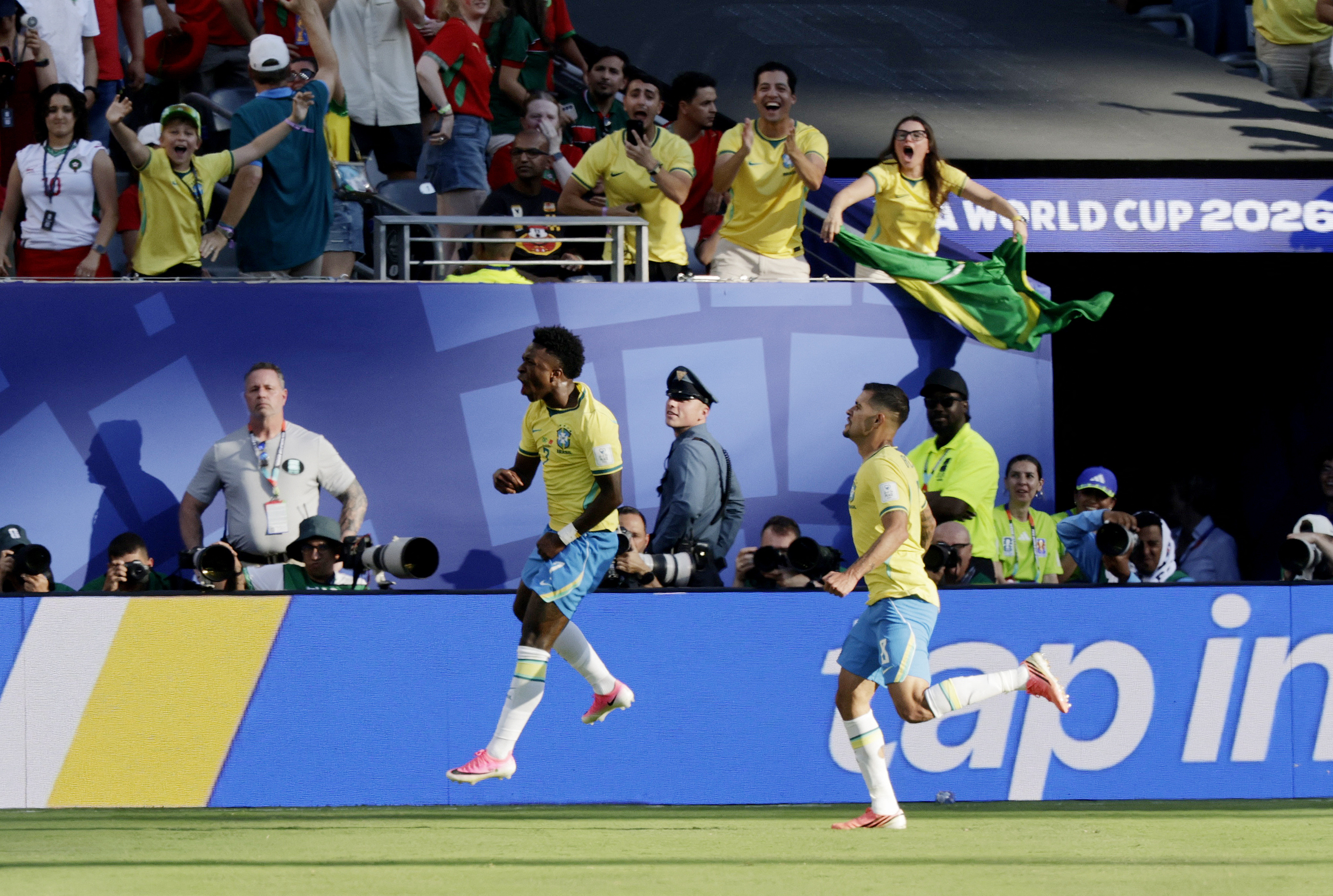 Vinicius Junior de Brasil celebra el primer gol de su selección. Foto: Reuters